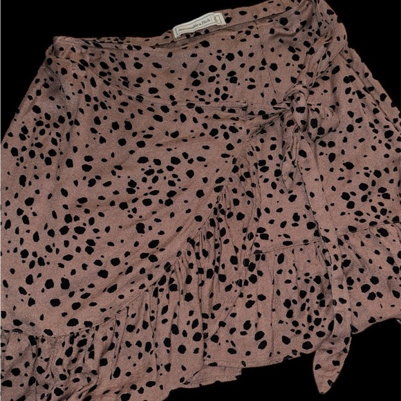 Abercrombie & Fitch Dresses & Skirts - Abercrombie & Fitch Black and Pink Spotted Mini Skirt